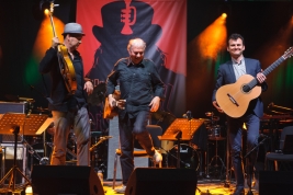 Gitarzysci-Wolfgang-Muthspiel,-Slava-Grigoryan-i-Ralph-Towner-na-koncercie-Warsaw-Summer-Jazz-Days-2