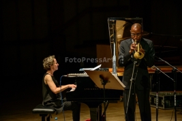 Pianistka-Myra-Melford-i-Ron-Miles-kornet-podczas-warszawskiego-koncertu-w-Studio-Polskiego-Radia-S1