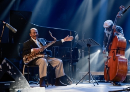 Gilles-Naturel-bas-i-Benny-Golson-saksofon-podczas-koncertu-na-Warsaw-Summer-Jazz-Days-2019-Stodola-