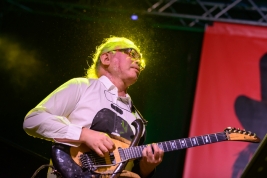 Gitarzysta-Nguyen-Le-podczas-koncertu-Michel-Benita-Ethics-na-Warsaw-Summer-Jazz-Days-2016-SohoFacto