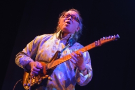 Gitarzysta-Nguyen-Lee-podczas-koncertu-Ery-Jazzu-w-klubie-Palladium-w-Warszawie-20121010