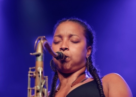 Garcia-Nubya-saksofon-podczas-koncertu-na-Warsaw-Summer-Jazz-Days-2019-Stodola-20190707