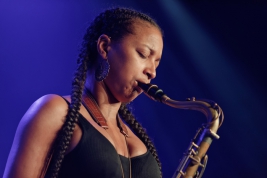 Garcia-Nubya-saksofon-podczas-koncertu-na-Warsaw-Summer-Jazz-Days-2019-Stodola-20190707