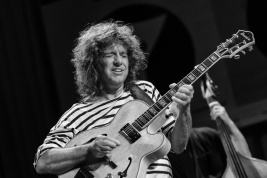 Gitarzysta-Pat-Metheny-podczas-koncertu-na-festiwalu-Warsaw-Summer-Jazz-Days-2010,-Sala-Kongresowa-W