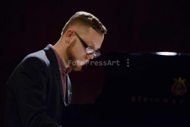 Pianista-Pawel-Kaczmarczyk-podczas-koncertu-Audiofeeling-Trio-w-Studio-Polskiego-Radia-S1-w-Warszawi