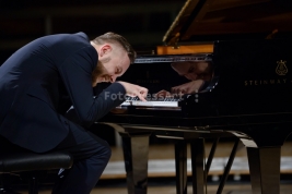 Pianista-Pawel-Kaczmarczyk-podczas-koncertu-Audiofeeling-Trio-w-Studio-Polskiego-Radia-S1-w-Warszawi