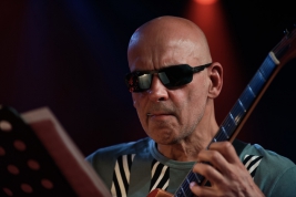 Marc-Ducret-gitara-podczas-koncertu-All-Too-Human-na-Warsaw-Summer-Jazz-Days-2019-Stodola-20190705