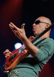 Marc-Ducret-gitara-podczas-koncertu-All-Too-Human-na-Warsaw-Summer-Jazz-Days-2019-Stodola-20190705
