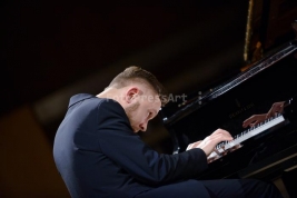 Pianista-Pawel-Kaczmarczyk-podczas-koncertu-Audiofeeling-Trio-w-Studio-Polskiego-Radia-S1-w-Warszawi