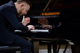 Pianista-Pawel-Kaczmarczyk-podczas-koncertu-Audiofeeling-Trio-w-Studio-Polskiego-Radia-S1-w-Warszawi