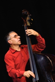 Basista-Piotr-Rodowicz-podczas-koncertu-Warszawskie-Zaduszki-Jazzowe-20131030