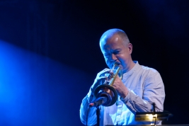 Trebacz-Piotr-Wojtasik-podczas-koncertu-z-Tribute-to-Akwarium-Project-na-Warsaw-Summer-Jazz-Days-201