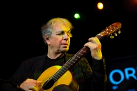 Gitarzysta-Ralph-Touner-podczas-wystepu-zespolu-Oregon-w-klubie-Palladium-w-Warszawie-20130304