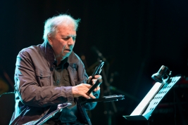 Gitarzysta-Ralph-Towner-przygotowuje-sie-do-koncertu-na-Warsaw-Summer-Jazz-Days-2016-SohoFactory-War