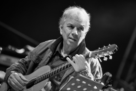 Gitarzysta-Ralph-Towner-podczas-wystepow-na-Warsaw-Summer-Jazz-Days-2016-SohoFactory-Warszawa-201607