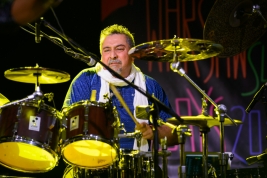 Perkusista-Ranjit-Barot-z-John-McLaughlin-the-4th-Dimension-na-Warsaw-Summer-Jazz-Days-2016-SohoFac