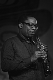 Saksofonista-Ravi-Coltrane-podczas-koncertu-Jack-DeJonette-Trio-na-Warsaw-Summer-Jazz-Days-2014-War