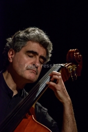 Basista-Renaud-Garcia-Fons-podczas-koncertu-solo-w-Studio-Polskiego-Radia-S1-w-Warszawie-20151211