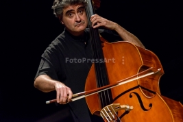 Basista-Renaud-Garcia-Fons-podczas-koncertu-solo-w-studio-Polskiego-Radia-S1-w-Warszawie-20151211-
