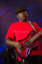 Basista-Robbie-Shakespeare-podczas-koncertu-na-Warsaw-Summer-Jazz-Days-2015-Soho-Factory-Warszawa-12