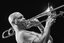 Puzonista-Robin-Eubanks-podczas-koncertu-Mental-Images-na-Warsaw-Summer-Jazz-Days-2016-SohoFactory-W