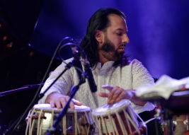 Salar-Nader-tabla-podczas-koncertu-Stanley-Clarke-Band-na-Warsaw-Summer-Jazz-Days-2019-Stodola-20190