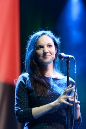 Wokalistka-Simin-Tander-podczas-koncertu-na-festiwalu-Warsaw-Summer-Jazz-Days-2016-SohoFactory-Warsz