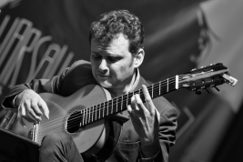 Gitarzysta-Slava-Grigoryan-podczas-koncertu-na-Warsaw-Summer-Jazz-Days-2016-SohoFactory-Warszawa-201