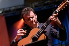 Gitarzysta-Slava-Grigoryan-podczas-koncertu-na-Warsaw-Summer-Jazz-Days-2016-SohoFactory-Warszawa-201