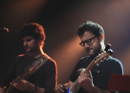 Bob-Lanzetti-gitara-i-Michael-League-bas-podczas-koncetu-Snarky-Puppy-na-Warsaw-Summer-Jazz-Days-201