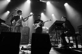 Michael-League-bas,-Bob-Lanzetti-gitara,-Bill-Laurance-keyboard-podczas-koncertu-Snarky-Puppy-na-War