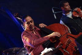 Stanley-Clarke-bass-and-Evan-Garr-violin-on-stage-during-Warsaw-Summer-Jazz-Days-2019-StodoÅa-201