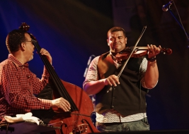 Stanley-Clarke-bass-and-Evan-Garr-violin-on-stage-during-Warsaw-Summer-Jazz-Days-2019-StodoÅa-201