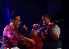 Stanley-Clarke-bass-and-Evan-Garr-violin-at-Warsaw-Summer-Jazz-Days-2019-Stodola-20190704