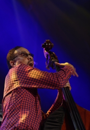 Stanley-Clarke-podczas-wystepu-na-Warsaw-Summer-Jazz-Days-2019-Stodola-20190704