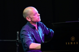 Pianista-Tord-Gustavsen-podczas-koncertu-na-Warsaw-Summer-Jazz-Days-2016-SohoFactory-Warszawa-201607