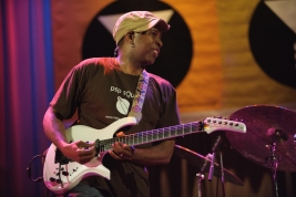 Gitarzysta-Vernon-Reid-podczas-koncertu-Another-Life-Time-na-Warsaw-Summer-Jazz-Days-2010-20100704