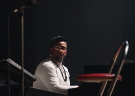 Pianista-Victor-Gould-podczas-wystepu-Jazzmeia-Horn-na-Warsaw-Summer-Jazz-Days-2019-Stodola-20190704