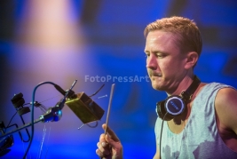 Vladislav-Delay-podczas-koncertu-SlyRobbie-meet-Nils-Petter-Molvaer-na-Warsaw-Summer-Jazz-Days-2015-
