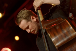 Petter-Eldh---double-bass-na-koncercie-podczas-Warsaw-Summer-Jazz-Days-2018-Stodola-20180705