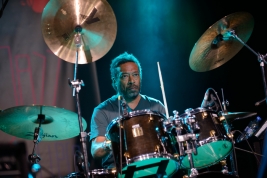 Perkusista-Warren-Benbow-na-scenie-z-James-Blood-Ulmer-Odyssey-Trio-podczas-Warsaw-Summer-Jazz-Days-