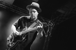 Gitarzysta-Will-Bernard-z-John-Medeskis-Mad-Skillet-na-Warsaw-Summer-Jazz-Days-2016-SohoFactory-Wars