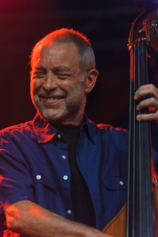 Basista-Dave-Holland-podczas-koncertu-na-Warsaw-Summer-Jazz-Days-2014-Soho-Factory-Warszawa-20140711