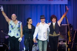 Zespol-Jeffa-Backa-na-Warsaw-Summer-Jazz-Days-2011-Od-lewej-Narada-Michael-Walden-perkusja,-Rhonda-