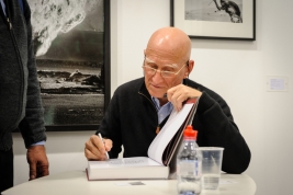 Sebastiao-Salgado-podpisuje-album-podczas-ParisPhoto-2013