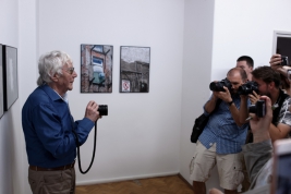 Fotograf-Tadeusz-Rolke-podczas-wernisazu-wystawy-Bedzie-dobrze-Galeria-Le-Guern-Warszawa-20180809