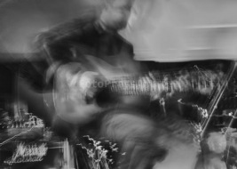 Liberty-Ellman-gra-na-gitarze-podczas-koncertu-Zooid-w-Warszawie-