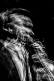 Wojtek-Mozelewski-gra-na-bassie-Warsaw-Summer-Jazz-Days-2011-Muzeum-Powstania-Warszawskiego-Wydruk-n