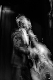 Wojtek-Mozelewski-gra-na-baise-Warsaw-Summer-Jazz-Days-2011-Muzeum-Powstania-Warszawskiego-WarszawaW