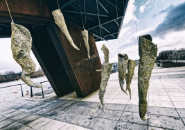 Installation-of-the-sculptures-quot;Cocoonsquot;-by-Magda-Fokt-Bulwary-WiÅlane-Warsaw-20190115